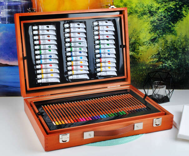 Painting kit 174pcs in a suitcase